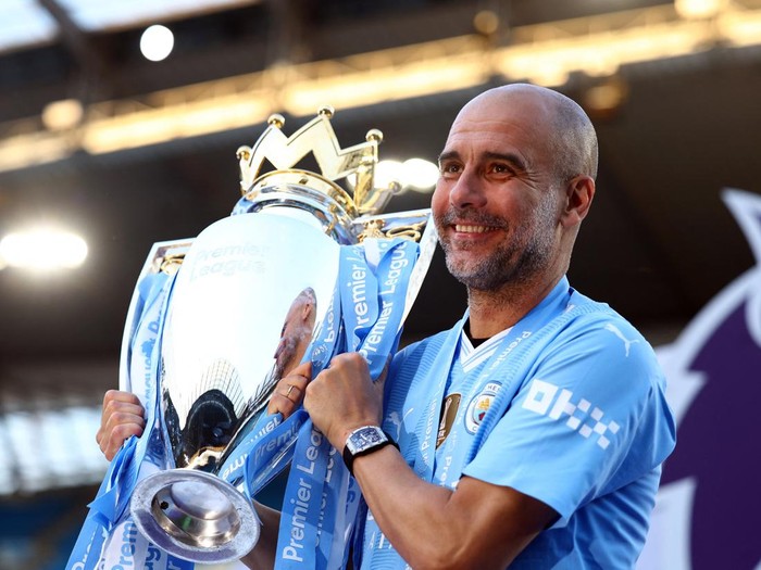 Soccer Football - Premier League - Manchester City v West Ham United - Etihad Stadium, Manchester, Britain - May 19, 2024  Manchester City manager Pep Guardiola celebrates with the trophy after winning the Premier League Action Images via Reuters/Lee Smith EDITORIAL USE ONLY. NO USE WITH UNAUTHORIZED AUDIO, VIDEO, DATA, FIXTURE LISTS, CLUB/LEAGUE LOGOS OR LIVE SERVICES. ONLINE IN-MATCH USE LIMITED TO 120 IMAGES, NO VIDEO EMULATION. NO USE IN BETTING, GAMES OR SINGLE CLUB/LEAGUE/PLAYER PUBLICATIONS. PLEASE CONTACT YOUR ACCOUNT REPRESENTATIVE FOR FURTHER DETAILS..