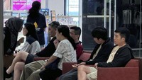 Anggota keluarga menunggu kedatangan penumpang Singapore Airlines dari Bangkok di bandara Singapura Rabu, 22 Mei 2024. (AP Photo) 