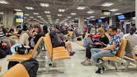 Penumpang penerbangan Singapore Airlines SQ321 menunggu penerbangan bantuan setelah pendaratan darurat di Bandara Internasional Suvarnabhumi Bangkok, di Bangkok, Thailand 21 Mei 2024. Obtained by Reuters/via REUTERS. 