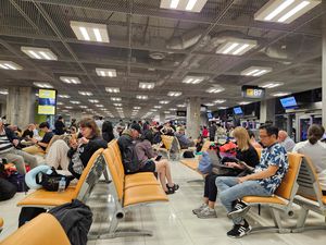 Pesawat Turbulensi, Penumpang Singapore Airlines Menungu Dipulangkan