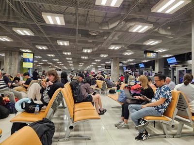 Pesawat Turbulensi, Penumpang Singapore Airlines Menungu Dipulangkan