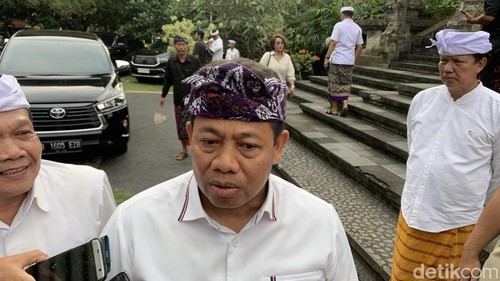 Pj Gubernur Bali Sang Made Mahendra Jaya saat ditemui wartawan di DPRD Bali, Rabu (22/5/2024). (Rizki Setyo Samudero/detikBali)