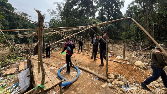 Polisi menertibkan aktivitas tambang emas ilegal di Dusun Sungai Telang, Bungo, Jambi