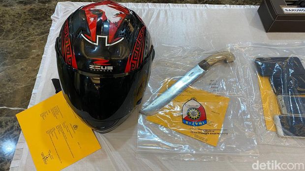 Polisi menyita sejumlah barang bukti dari begal yang membacok casis bintara Polri, Satrio Mukti Raharjo