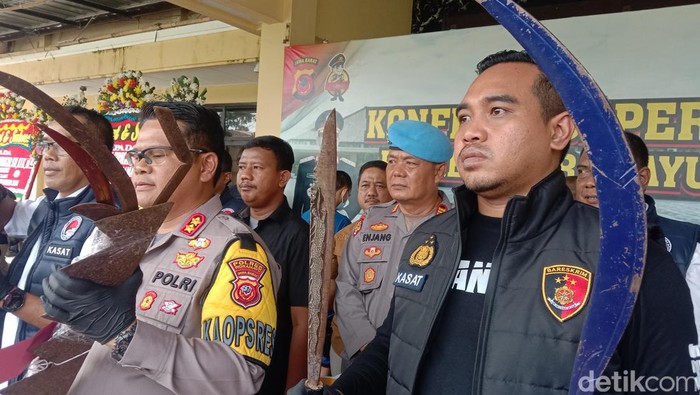 Polisi pamerkan senjata milik anggota geng motor di Indramayu.