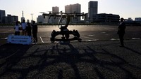 Pesawat Hexa, yang diproduksi oleh perusahaan AS Lift Aircraft, melakukan penerbangan demonstrasi sebagai bagian dari konferensi startup dan inovasi yang diadakan di Tokyo.    