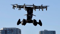 Pada bulan Maret, LIFT Aircraft meluncurkan pengalaman pelanggan bayar per penerbangan eVTOL yang pertama. Sebagai bagian dari layanan baru ini, pelanggan menjalani sekitar dua jam pelatihan darat komprehensif, termasuk penggunaan simulator penerbangan realitas virtual, sebelum mengemudikan sendiri pesawat HEXA di bawah bimbingan instruktur penerbangan berpengalaman. Inisiatif ini adalah bagian dari tur AS yang lebih luas, dengan operasi dimulai di Bandara Lakeland Linder Florida dan berlanjut di Austin, Texas, dengan perluasan di masa depan ke kota-kota lain yang direncanakan.  