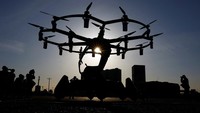 Hexa dengan satu tempat duduk, sebuah pesawat pribadi yang dikembangkan oleh perusahaan Lift Aircraft yang berbasis di AS, ditampilkan dalam pameran SusHi Tech Tokyo, yang merupakan singkatan dari Sustainable High City Tech Tokyo, di Tokyo Big Sight di Tokyo, Jepang, Jumat (17/5). Hexa melakukan penerbangan perdana dalam demonstrasi selama program pameran bertajuk Penerbangan Mobil Terbang Pertama di Tokyo.