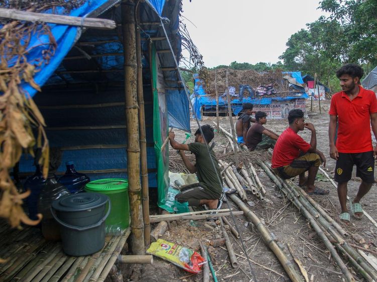 Potret Pengungsi Rohingya Bangun Hunian Sementara di Pekanbaru