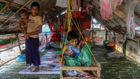 Sejumlah anak pengungsi Rohingya bermain di dalam tenda gubuk yang dijadikan hunian sementara di Pekanbaru, Riau, Selasa (21/5/2024).