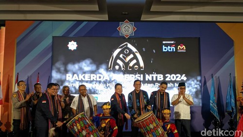 Ketua Umum DPP Apersi Pusat Junaidi Abdillah bersama Ketua DPD Apersi NTB Ismed Fathurrahman Maulana, Direktorat Pengendalian Hak Tanah, Alih Fungsi Lahan, Kepulauan dan Wilayah Tertentu, Kementerian ATR/BPN Andi Renald (tengah) didampingi Kadis Perkim NTB Sadimin (kanan putih) di Lombok Barat, Rabu (22/5/2024). Foto: (Ahmad Viqi/detikBali).