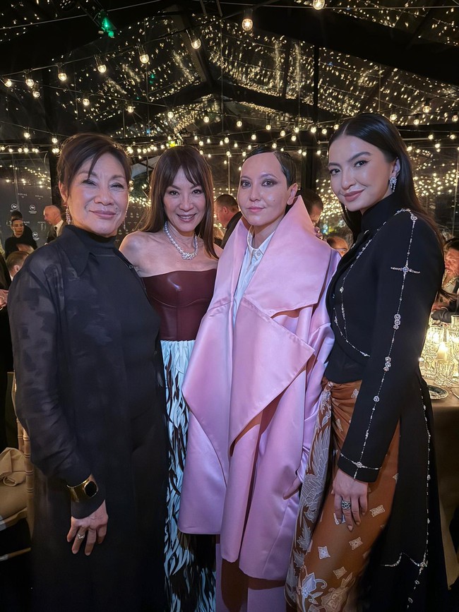 Saat menghadiri Kering Women In Motion Awards and Cannes Film Festival Presidential Dinner di Cannes, Prancis, baru-baru ini, Raline menikmati momen akrab dengan bintang-bintang dunia. Salah satunya aktris Michelle Yeoh yang sempat berfoto bersama di tengah sesi makan malam. (Foto: Dok. Raline Shah)