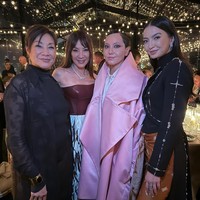 Saat menghadiri Kering Women In Motion Awards and Cannes Film Festival Presidential Dinner di Cannes, Prancis, baru-baru ini, Raline menikmati momen akrab dengan bintang-bintang dunia. Salah satunya aktris Michelle Yeoh yang sempat berfoto bersama di tengah sesi makan malam. (Foto: Dok. Raline Shah)