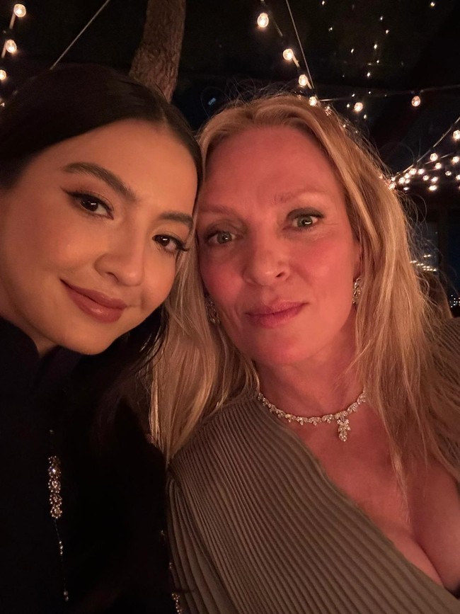 Bintang Hollywood lainnya yang ditemui Raline adalah aktris Uma Thurman. Sebuah unggahan di Instagram Raline memperlihatkan kedekatan keduanya. (Foto: Dok. Raline Shah)
