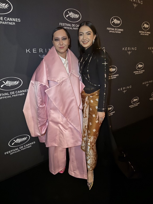 Beskap yang sama menjadi gong di peragaan Wilsen Willim saat Plaza Indonesia Fashion Week. Dian Sastrowardoyo memeragakan busana tersebut. (Foto: Dok. Raline Shah)