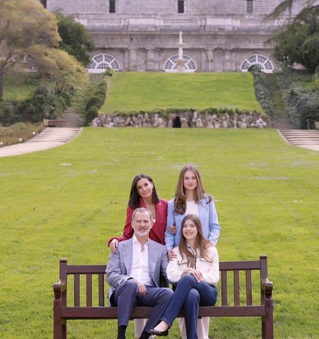 Dalam foto-foto tersebut, Raja Felipe dan Ratu Letizia tampak bahagia bersama dua putri mereka, Putri Leonor dan Sofia. Pada tanggal 22 Mei, pasangan kerajaan ini melangsungkan ulang tahun pernikahan mereka ke-20. Foto: dok. Instagram