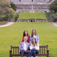 Dalam foto-foto tersebut, Raja Felipe dan Ratu Letizia tampak bahagia bersama dua putri mereka, Putri Leonor dan Sofia. Pada tanggal 22 Mei, pasangan kerajaan ini melangsungkan ulang tahun pernikahan mereka ke-20. Foto: dok. Instagram