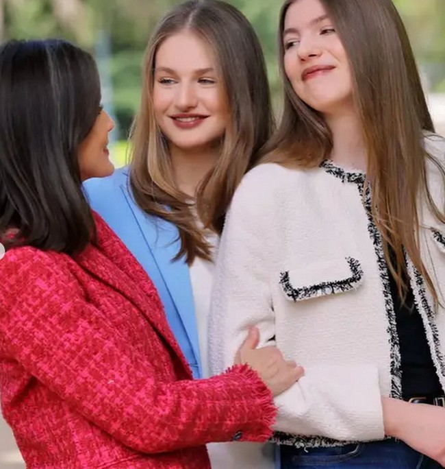 Potret tersebut diambil di halaman Istana Zarzuela di pinggiran Madrid, menambah kesan keintiman dan keharmonisan keluarga di tengah isu perselingkuhan yang kuat berhembus. Foto: dok. Instagram