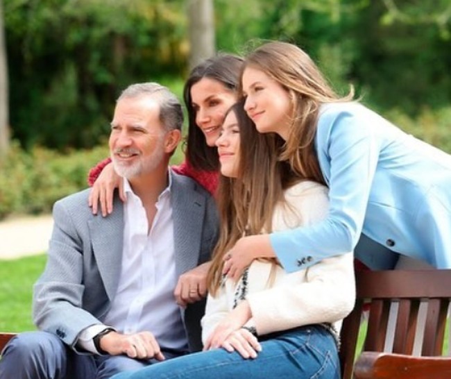 Tampak harmonis, keluarga kerajaan Spanyol ini duduk di bangku kayu, tersenyum bahagia. Ratu Letizia tampil dengan memadankan blazernya dengan sepatu kets putih, memberikan kesan modern dan dekat dengan rakyat. Foto: dok. Instagram