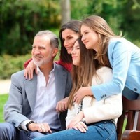 Tampak harmonis, keluarga kerajaan Spanyol ini duduk di bangku kayu, tersenyum bahagia. Ratu Letizia tampil dengan memadankan blazernya dengan sepatu kets putih, memberikan kesan modern dan dekat dengan rakyat. Foto: dok. Instagram