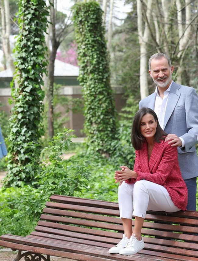 Tidak berhenti di situ, Jaime Del Burgo juga berencana untuk memproduksi serial dokumenter berjudul Nothing but The Truth yang akan mengungkap detail perselingkuhan tersebut dalam delapan episode. Meski begitu, keluarga kerajaan Spanyol itu tampak tidak ingin terpuruk dengan isu tidak sedap tersebut. Momen ini bukan hanya untuk mengenang dua dekade kebersamaan mereka, tetapi juga untuk menunjukkan bahwa di balik segala isu dan kontroversi, keluarga Raja Felipe dan Ratu Letizia tetap solid. Foto: dok. Instagram