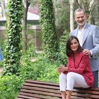 Tidak berhenti di situ, Jaime Del Burgo juga berencana untuk memproduksi serial dokumenter berjudul Nothing but The Truth yang akan mengungkap detail perselingkuhan tersebut dalam delapan episode. Meski begitu, keluarga kerajaan Spanyol itu tampak tidak ingin terpuruk dengan isu tidak sedap tersebut. Momen ini bukan hanya untuk mengenang dua dekade kebersamaan mereka, tetapi juga untuk menunjukkan bahwa di balik segala isu dan kontroversi, keluarga Raja Felipe dan Ratu Letizia tetap solid. Foto: dok. Instagram