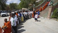 Ratusan biksu dan umat Buddha berkumpul untuk memperingati hari Visak Bochea.