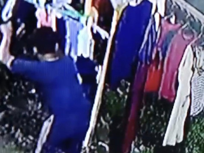 Rekaman CCTV maling BH dan CD di Gresik