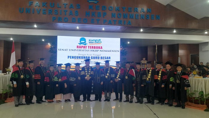 Rektor Universitas HKBP Nommensen Medan berfoto dengan guru besar yang dikukuhkan hari ini