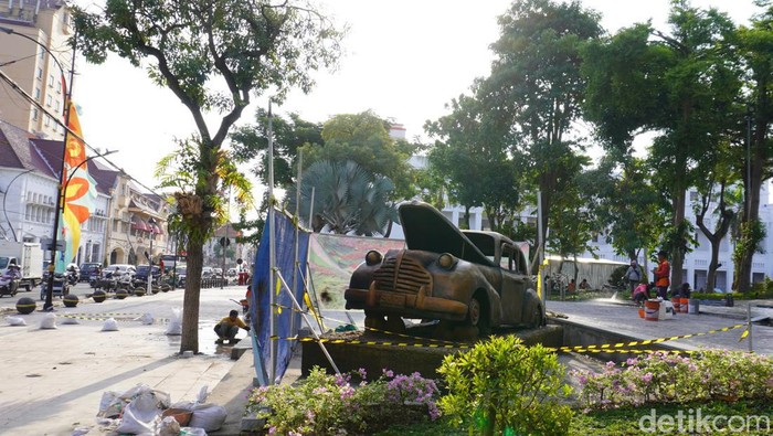 Replika mobil Jenderal AWS Mallaby di Taman Sejarah, Surabaya.
