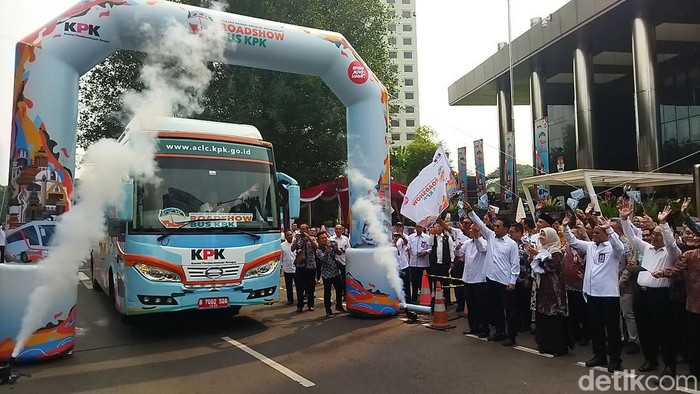 Pelapasan roadshow bus antikorupsi KPK