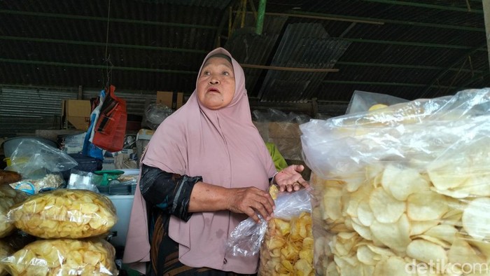 Roslaini, penjual keripik di Kota Jantho, Aceh Besar, akan berangkat haji pada 29 Mei 2024. (Agus Setyadi/detikSumut)
