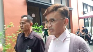 Wajah Ruben Onsu terlihat lebih segar daripada beberapa hari lalu saat drop di Majalengka, Jawa Barat. Foto: Ahsan/detikHOT