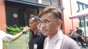 Ruben Onsu, Rabu (22/5/2024) sudah mulai kembali menjadi host Brownis di kawasan Transmedia, Jakarta Selatan. Foto: Ahsan/detikHOT