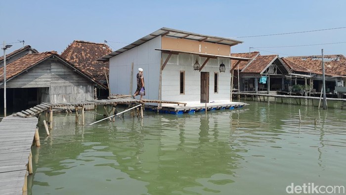 Rumah mumbul (apung) di wilayah Desa Timbulsloko, Kecamatan Sayung, Kabupaten Demak, Rabu (22/5/2024).