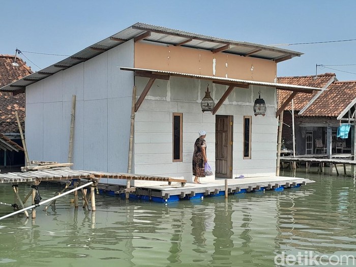 Rumah mumbul (apung) di wilayah Desa Timbulsloko, Kecamatan Sayung, Kabupaten Demak, Rabu (22/5/2024).