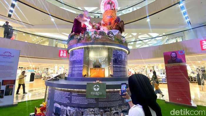 Rupang Buddha bergerak di dalam mal terbesar yang pecahkan rekor MURI di Vesak Festival Surabaya.