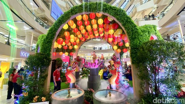 Rupang Buddha bergerak di dalam mal terbesar yang pecahkan rekor MURI di Vesak Festival Surabaya.