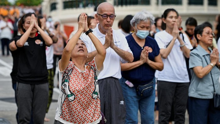 Buddhist devotees participate in the ‘three-step, one-bow’ ritual at Kong Meng San Phor Kark See Monastery to usher in Vesak Day, in Singapore May 21, 2024. REUTERS/Caroline Chia