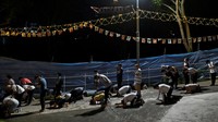 Umat Buddha berpartisipasi dalam ritual tiga langkah, satu busur di Biara Kong Meng San Phor Kark See, Singapura, Senin (21/5/2024).