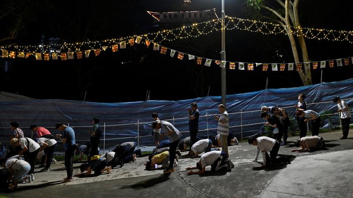 Buddhist devotees participate in the ‘three-step, one-bow’ ritual at Kong Meng San Phor Kark See Monastery to usher in Vesak Day, in Singapore May 21, 2024. REUTERS/Caroline Chia