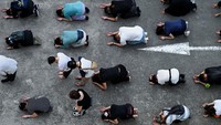 Ritual ini dilakukan untuk menyambut Hari Waisak.