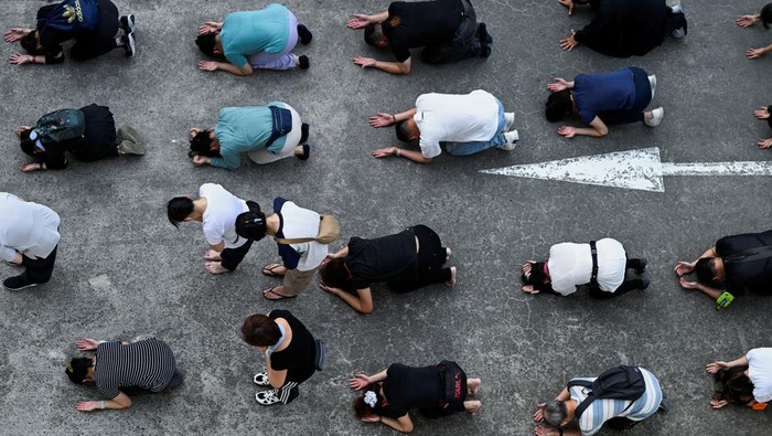 Sambut Waisak, Umat Buddha Gelar Ritual 'Tiga Langkah, Satu Busur' Buddhist devotees participate in the βthree-step, one-bowβ ritual at Kong Meng San Phor Kark See Monastery to usher in Vesak Day, in Singapore May 21, 2024. REUTERS/Caroline Chia