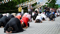 Umat Budha Mahayana mempraktikkan ritual tiga langkah satu busur dengan melakukan gerakan membungkuk atau bersujud setiap tiga langkah saat mereka mengelilingi kuil.