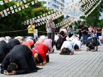 Sambut Waisak, Umat Buddha Gelar Ritual Tiga Langkah, Satu Busur