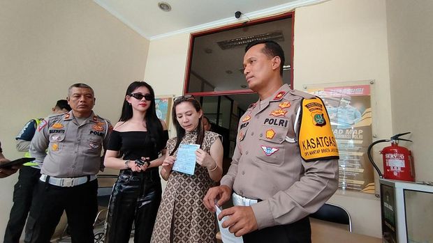 Satlantas Polres Metro Jakarta Utara melakukan tilang kepada LP ibu dari seleb TikTok Zoe Levana yang viral karena konten di jalur busway
