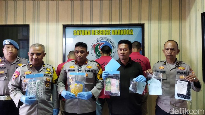 Satres Narkoba Polres Pandeglang berhasil menangkap dua pria inisial U (36) dan R (29) karena memiliki 24 paket ganja. (Aris/detikcom)
