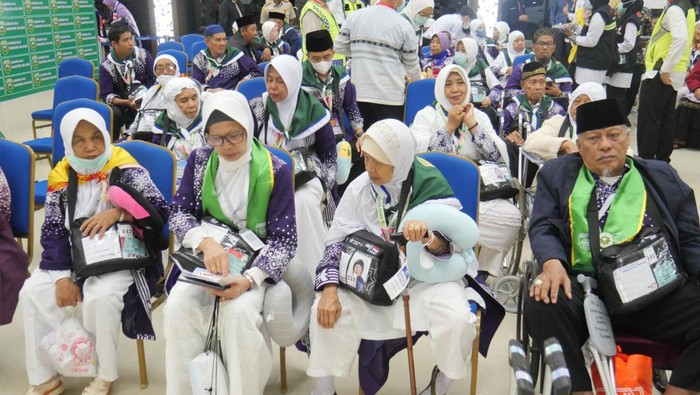 Sebanyak 450 jemaah haji Kloter 8 Embarkasi Palembang berangkat meninggalkan Bandara SMB II Palembang menuju Madinah, Rabu (22/5/2024)