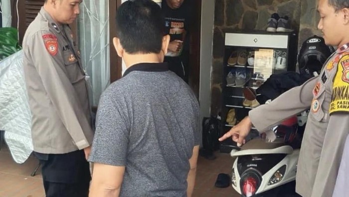 Sebuah video memperlihatkan curanmor sekaligus tiga unit motor di Perumahan Orchid Green Park, Pasir Putih, Sawangan, Depok, viral di sosial media. (dok. ist)