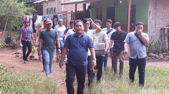 Sejumlah polisi membawa sejumlah barang dari kediaman Pegi Setiawan